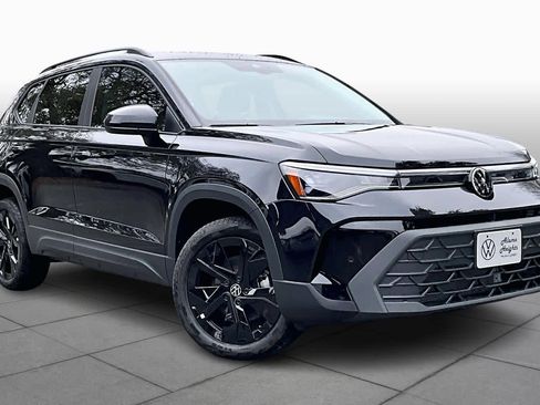 New 2026 Volkswagen Taos SE image 2