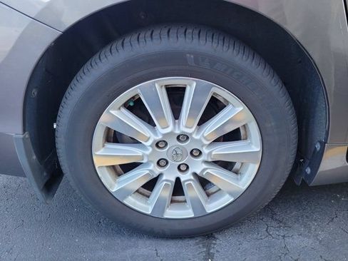 Used 2017 Toyota Sienna XLE w/ XLE Navigation Package AWD/4WD image 5