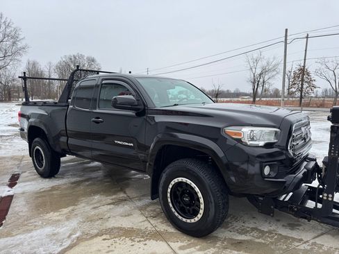 Used 2016 Toyota Tacoma 4x4 Access Cab image 9