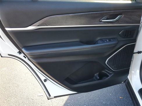 Used 2022 Jeep Grand Cherokee L Limited image 13