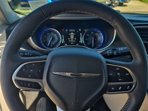 Certified 2024 Chrysler Pacifica Touring-L image 39