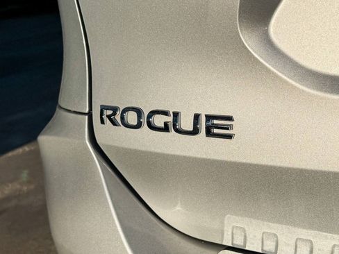Used 2017 Nissan Rogue SV AWD/4WD image 16
