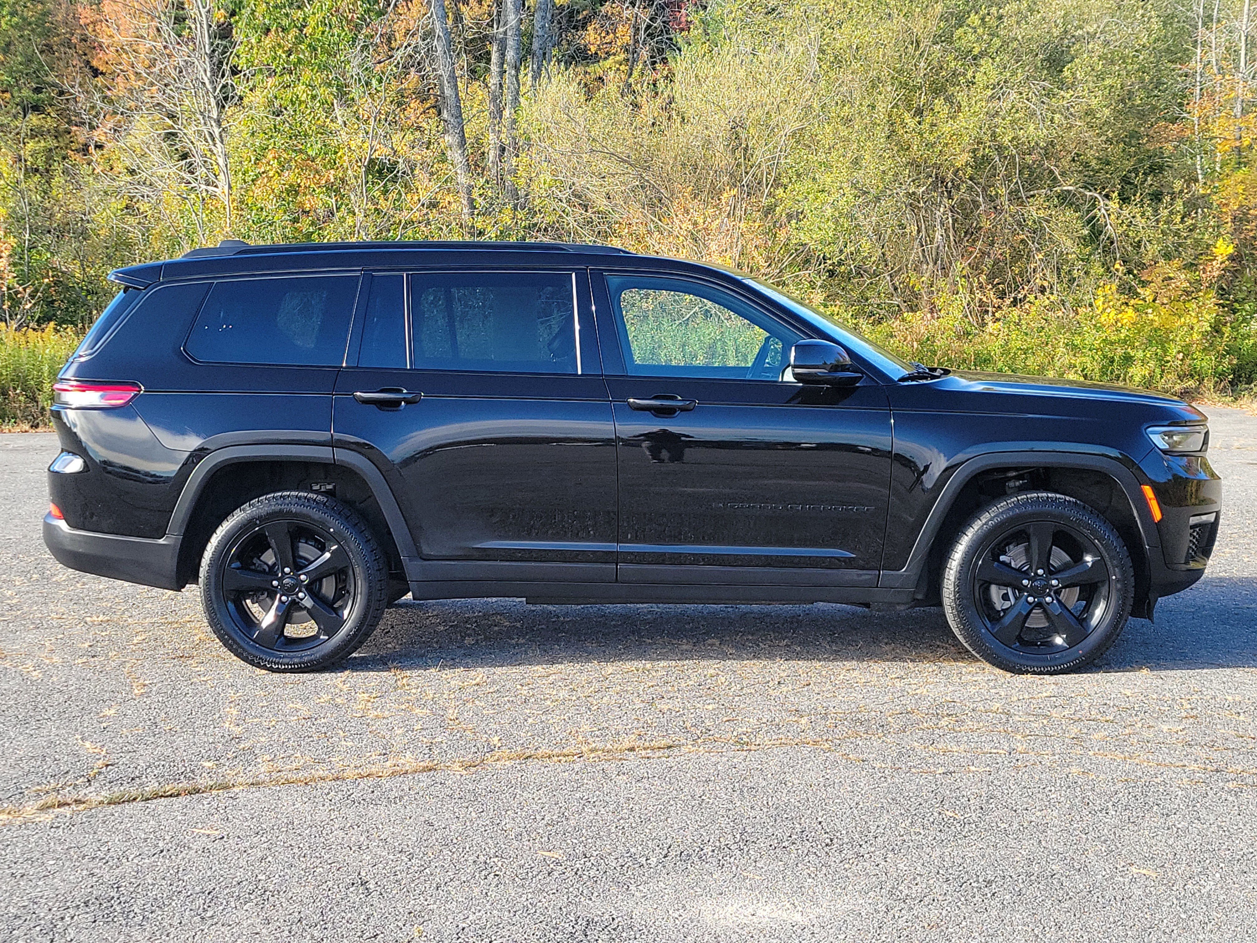 Used 2024 Jeep Grand Cherokee L Limited w/ Black Appearance Package AWD/4WD image 4