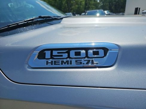 Used 2019 RAM 1500 Laramie AWD/4WD image 4