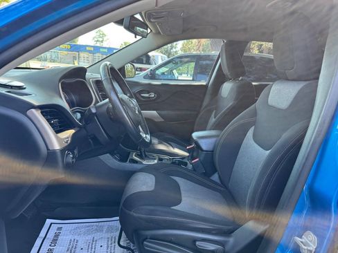 Used 2018 Jeep Cherokee Latitude w/ Altitude Package FWD image 10