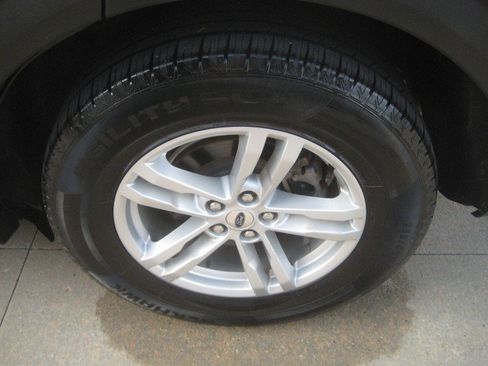Used 2022 Ford Explorer XLT w/ Equipment Group 202A AWD/4WD image 12