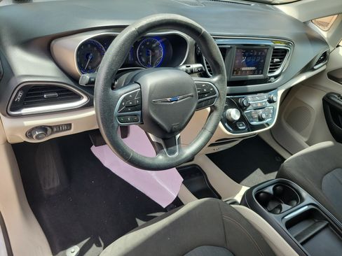 Used 2020 Chrysler Pacifica Touring FWD image 12