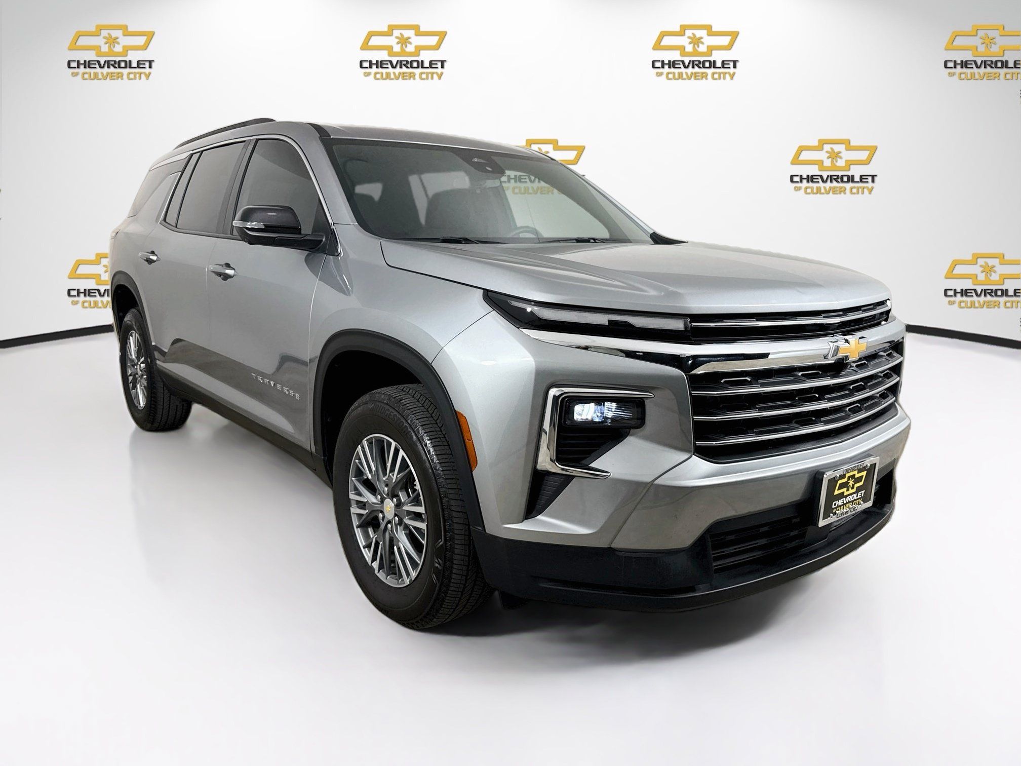 Used 2025 Chevrolet Traverse LT w/ Driver Confidence Package AWD/4WD image 1