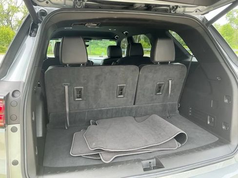 Used 2023 Chevrolet Traverse Premier FWD image 11