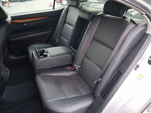 Used 2013 Lexus ES 300h w/ Luxury Pkg FWD image 3