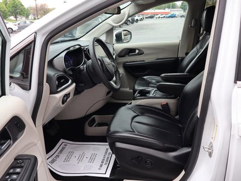 Used 2023 Chrysler Pacifica Touring-L FWD image 6