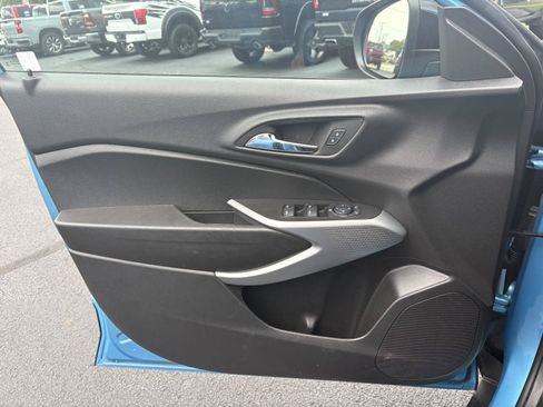 Used 2025 Chevrolet Trax RS w/ Driver Confidence Package FWD image 3