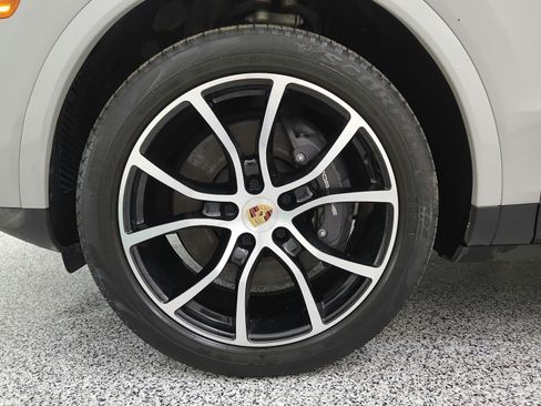 Used 2023 Porsche Cayenne Platinum Edition AWD/4WD image 36