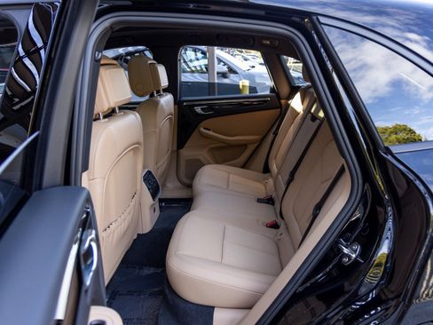 Certified 2025 Porsche Macan image 42