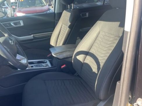 Used 2020 Ford Explorer XLT w/ Comfort Package image 12