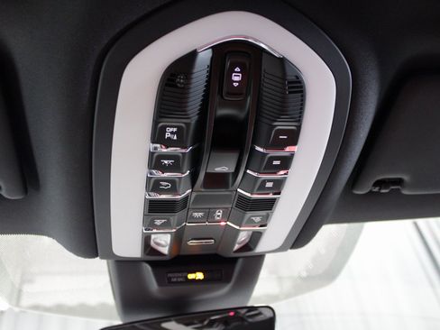 New 2026 Porsche Macan image 33