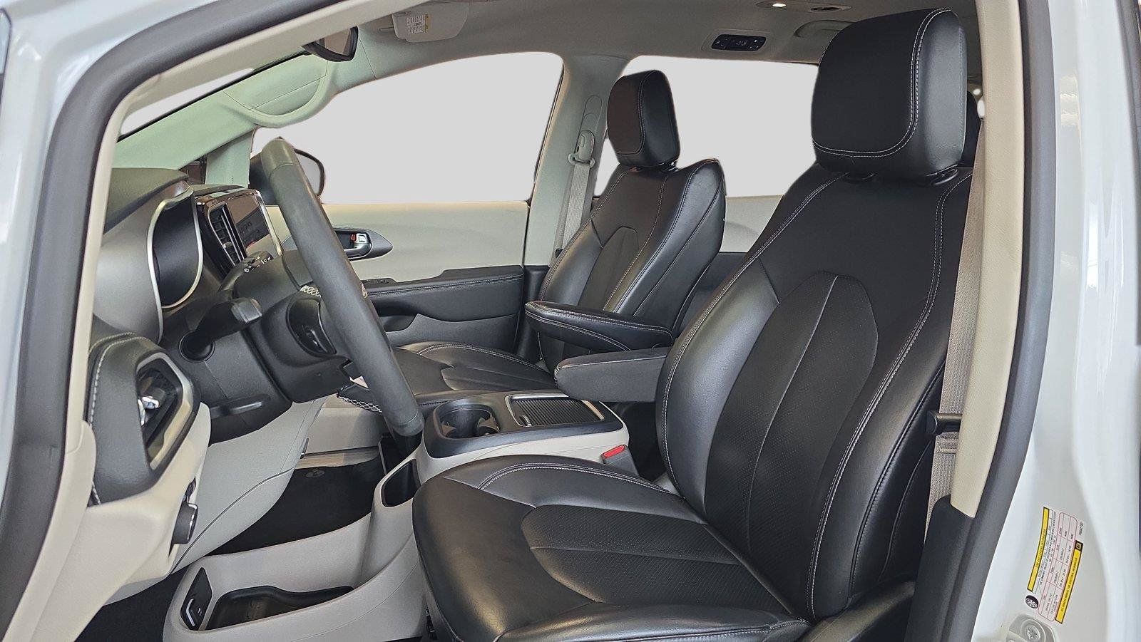 Used 2023 Chrysler Pacifica Touring-L FWD image 11
