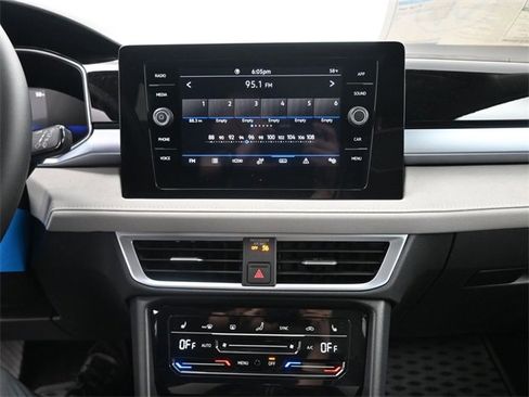 Used 2025 Volkswagen Taos SE w/ Panoramic Sunroof Package image 3