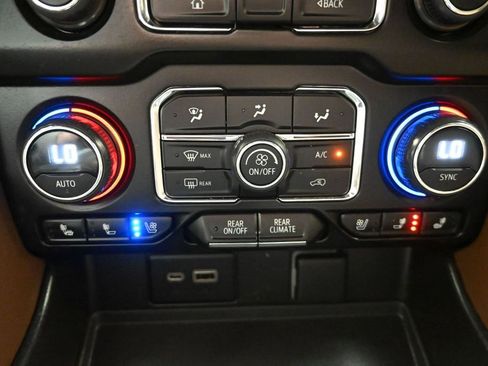 Used 2023 Chevrolet Suburban High Country w/ Premium Package 2 AWD/4WD image 23
