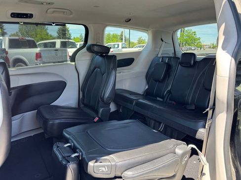 Used 2023 Chrysler Pacifica Touring-L FWD image 12
