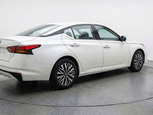 Used 2025 Nissan Altima 2.5 SV FWD image 9