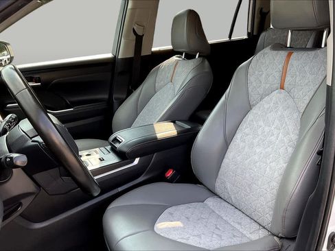 Used 2022 Toyota Highlander Bronze Edition AWD/4WD image 8