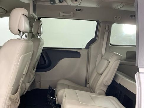 Used 2016 Chrysler Town & Country Touring FWD image 12