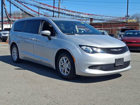 Used 2023 Chrysler Voyager LX FWD image 4