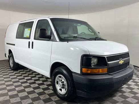 Used 2017 Chevrolet Express 2500 image 3