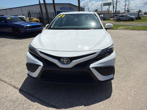 Used 2021 Toyota Camry SE FWD image 3