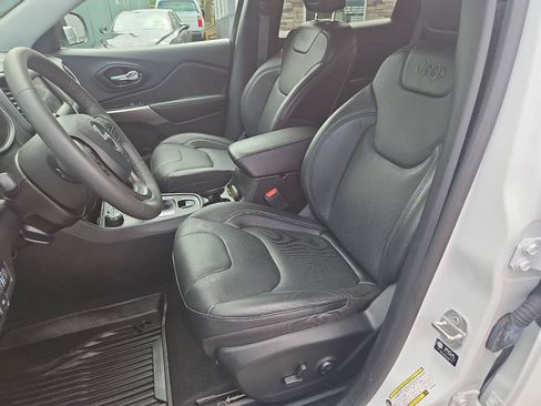 Used 2021 Jeep Cherokee Latitude Lux w/ Mopar Interior Package AWD/4WD image 12