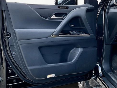 Used 2024 Lexus LX 600 4WD w/ Luxury Package image 22