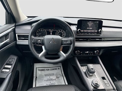 Used 2024 Mitsubishi Outlander ES image 23