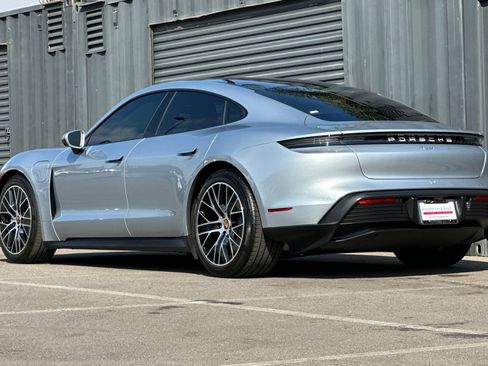 Used 2023 Porsche Taycan image 3