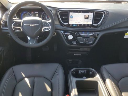 New 2026 Chrysler Pacifica Select image 16