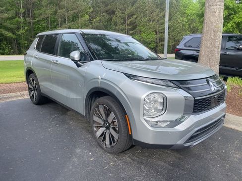 Used 2025 Mitsubishi Outlander SE image 2