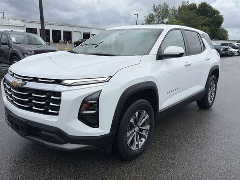 Used 2025 Chevrolet Equinox LT FWD image 2