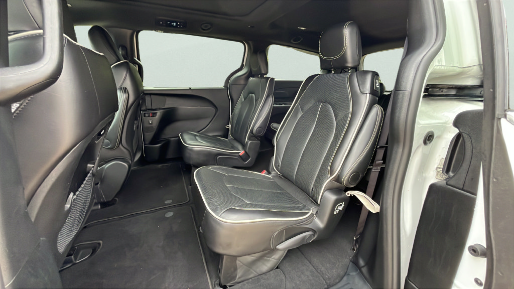 Used 2026 Chrysler Pacifica Limited FWD image 17