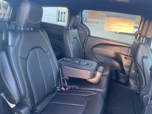 New 2026 Chrysler Pacifica Select image 11