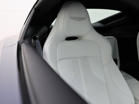 Used 2025 Aston Martin V8 Vantage Coupe image 28