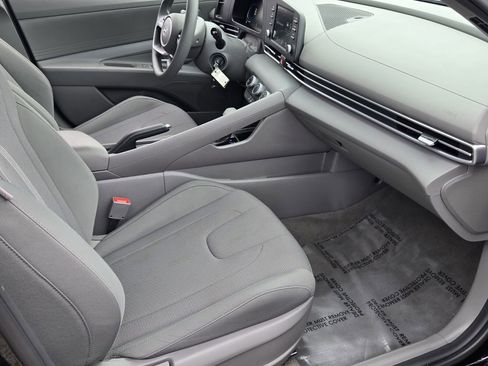 Certified 2025 Hyundai Elantra SE image 16