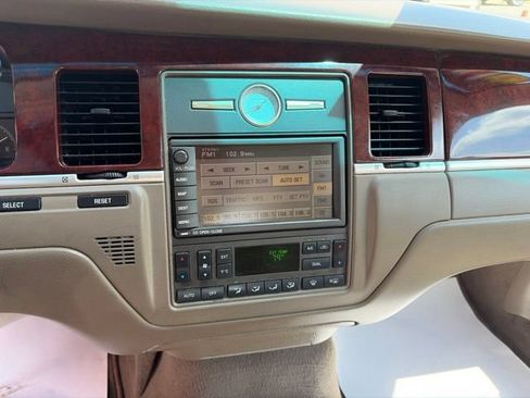 Used 2004 Lincoln Town Car Ultimate RWD image 17
