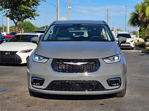 Used 2023 Chrysler Pacifica Touring-L w/ Uconnect Theater Family Group AWD/4WD image 2