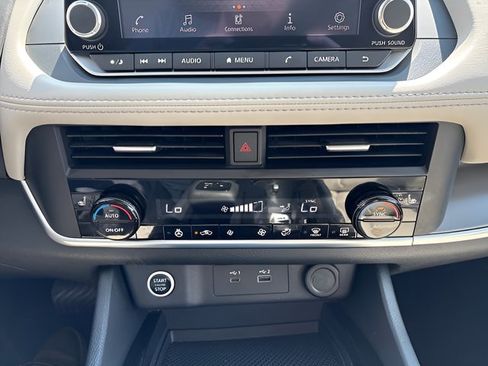 Used 2023 Nissan Rogue SV w/ SV Premium B Package FWD image 18