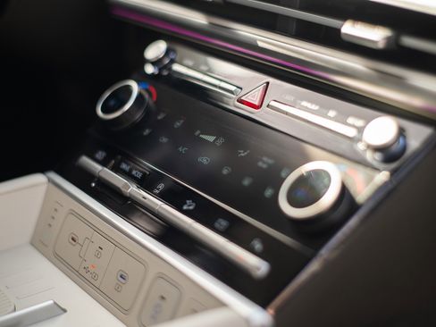 Used 2025 Hyundai Santa Fe Calligraphy w/ Tow & Go Package image 47