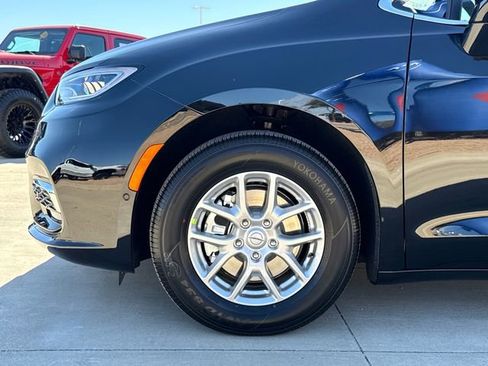 New 2026 Chrysler Pacifica Select image 5