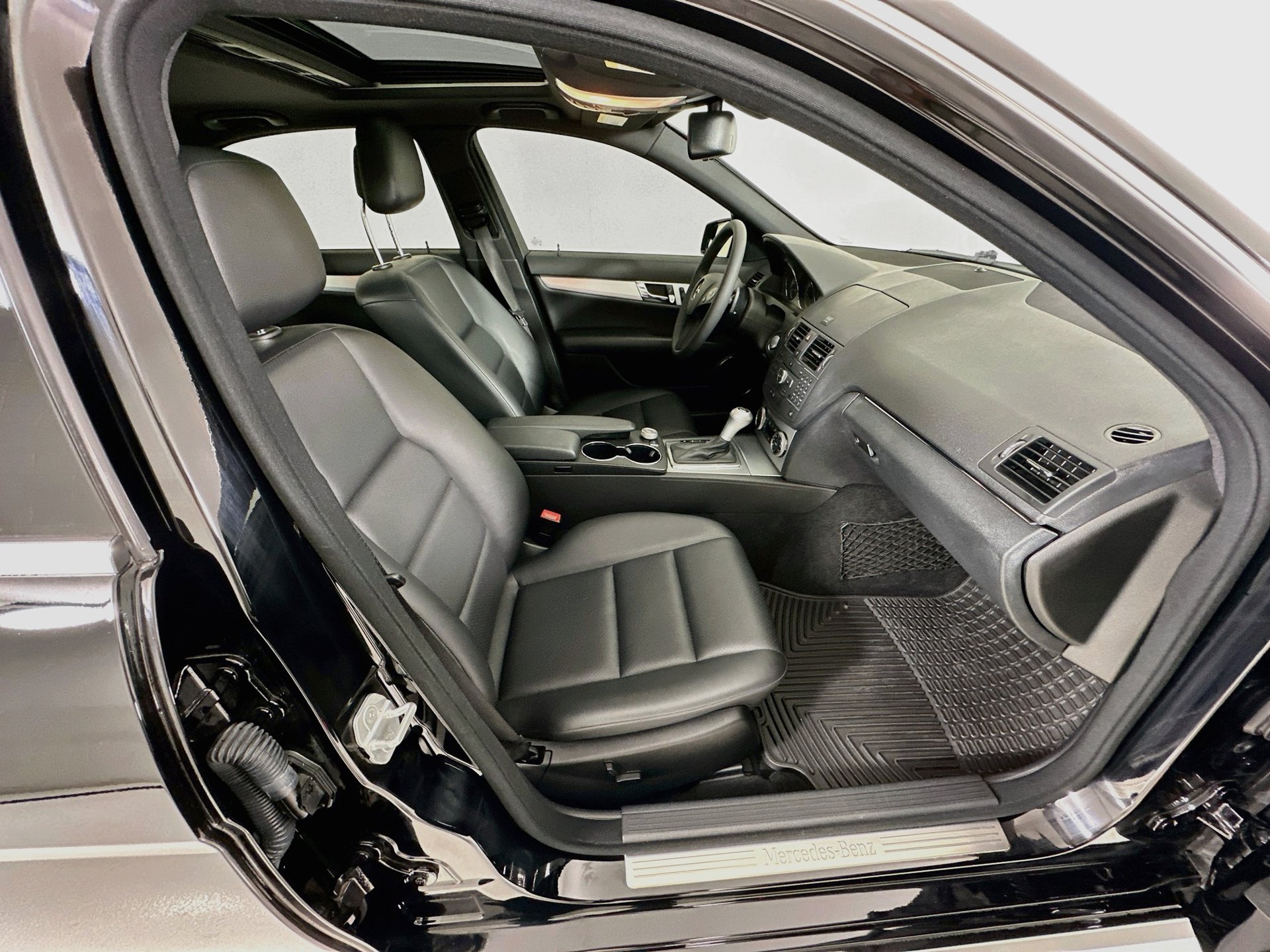 Used 2010 Mercedes-Benz C 300 Sedan image 32