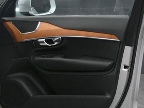 Used 2021 Volvo XC90 T6 Momentum image 9