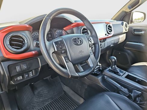 Used 2020 Toyota Tacoma TRD Off-Road w/ TRD Premium Off Road Package AWD/4WD image 9