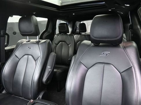 Used 2023 Chrysler Pacifica Touring-L w/ S Appearance Package image 16